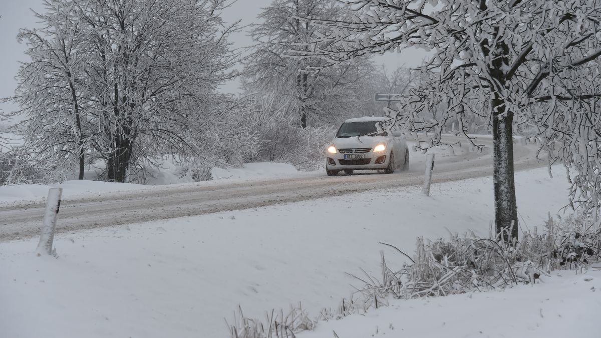 Sníh zpomalil dopravu po celé republice, směrem do Prahy jsou hodinové kolony